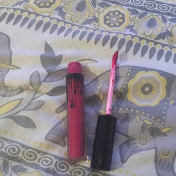 Makeup - Picture 2 of 3